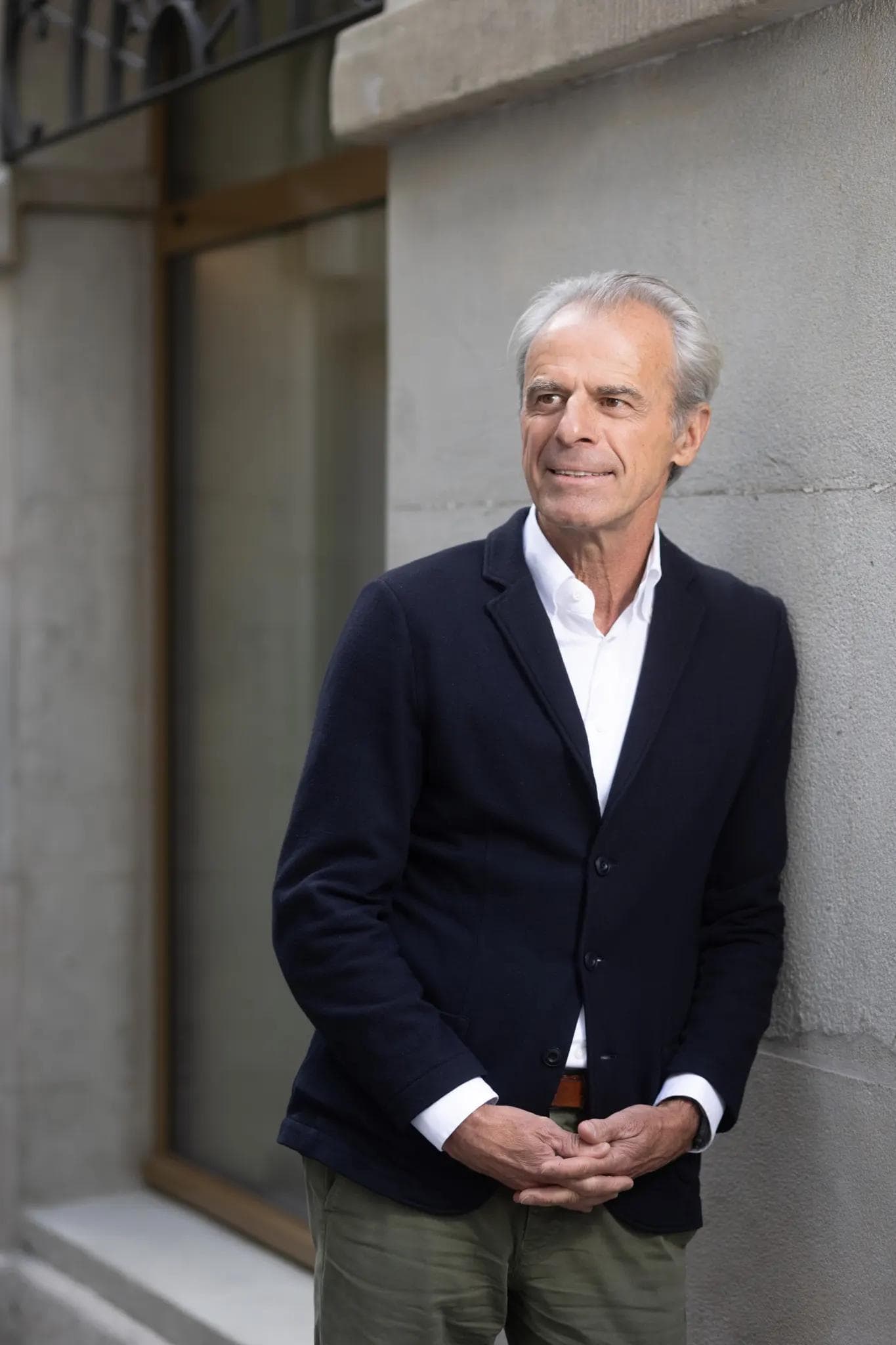 Das Foto zeigt Jorge Frey wie er in einem Anzug an eine Hauswand anlehnt.